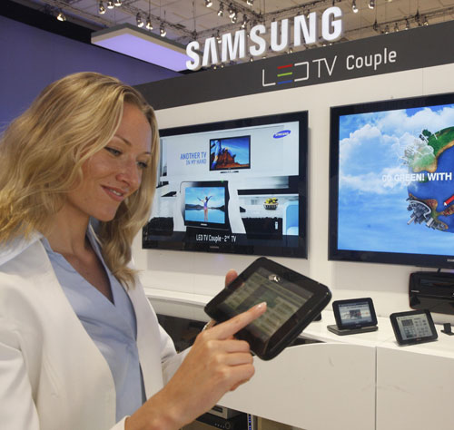 Samsung LED TV Couple